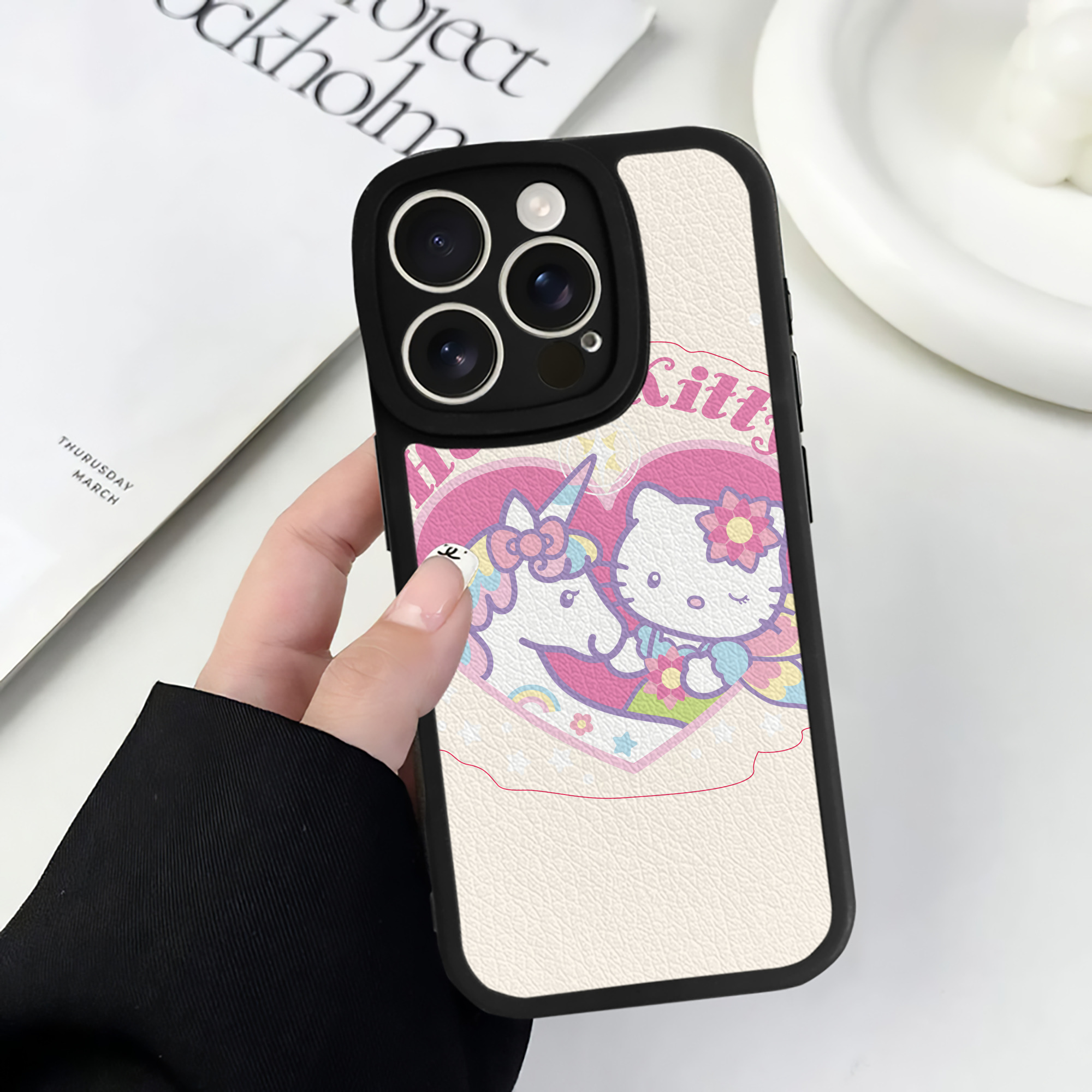 （画像用） Hello Kitty ハローキティ 【iPhone 16シリーズ対応】シリコンスマホケース（レザー調） 材質：シリコン